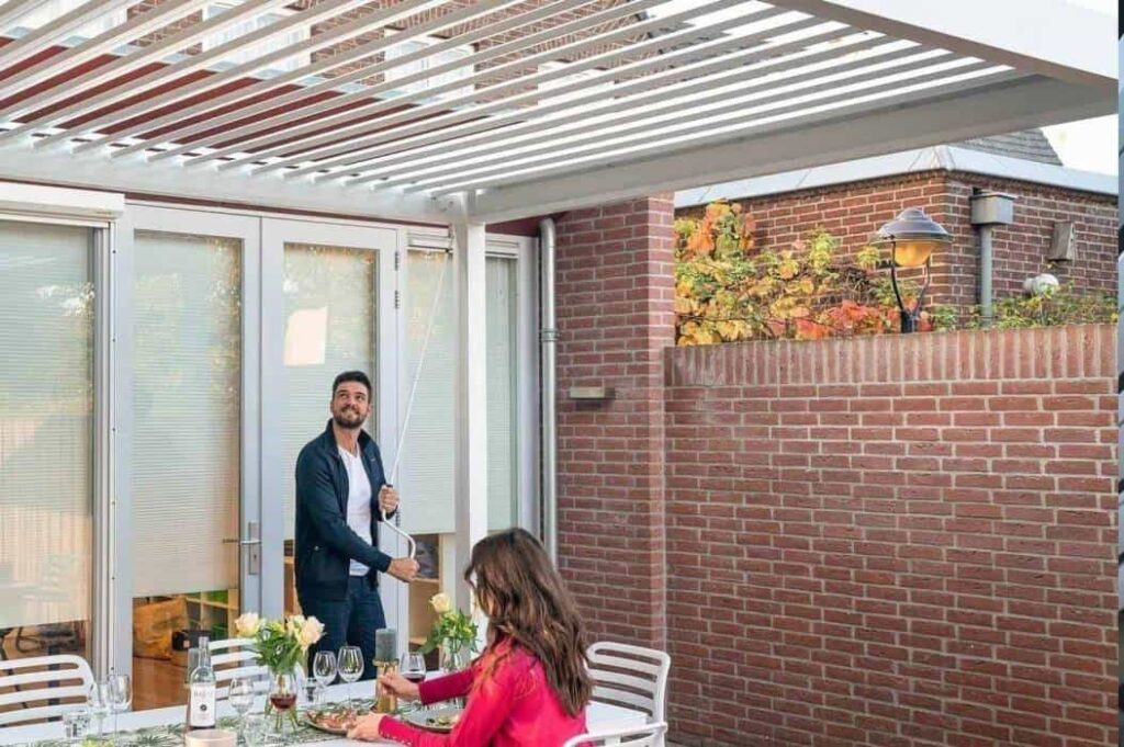 Aluminiowe zadaszenie tarasu z wypełnieniem ze szkła – realizacja Rabski Poznań